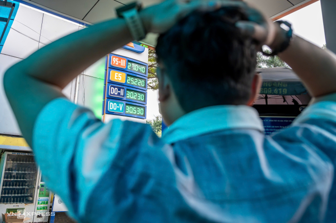 Giá xăng dầu bán lẻ sau điều chỉnh chiều 7/3. Ảnh: Giang Huy