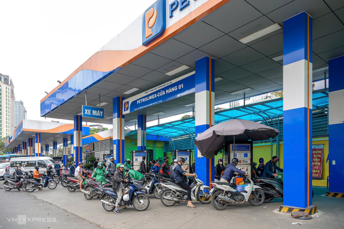 Người dân đổ xăng tại một trạm trên phố Trần Quang Khải, Hoàn Kiếm, Hà Nội chiều 7/3. Ảnh: Giang Huy