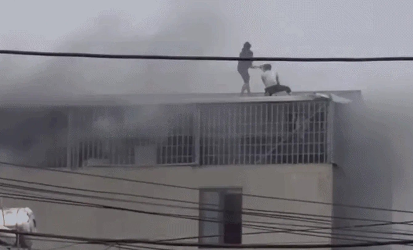 Người đàn ông kể giây phút bắc thang cứu 7 người trong vụ cháy ở Hà Nội: "Rất nguy hiểm nhưng tôi nghĩ phải cố gắng hết sức"- Ảnh 2.