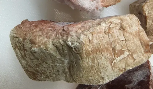 Thịt ᵭể tủ ᵭá trȏng như thḗ này tṓt nhất nên vứt ᵭi, cho trẻ con ăn càng nguy hiểm! - Ảnh 1.