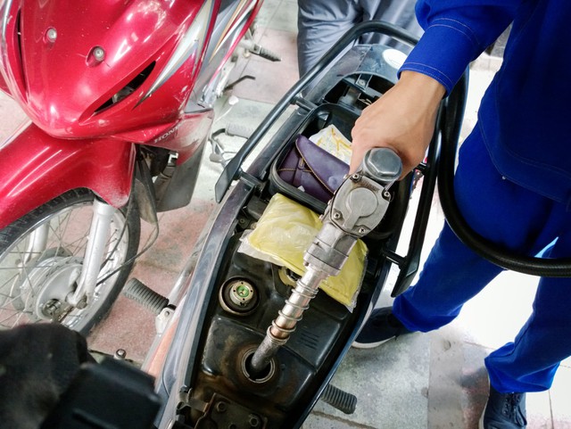 Cảnh báo đặc biệt tới những ai vừa đổ xăng xe máy xong- Ảnh 2.