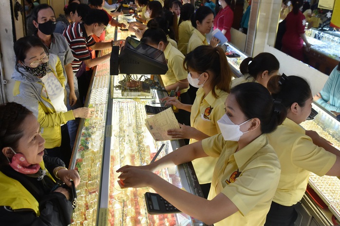 Giá vàng hôm nay, 21-3: Vàng thế giới "bốc hơi" 244 USD - Ảnh 1.