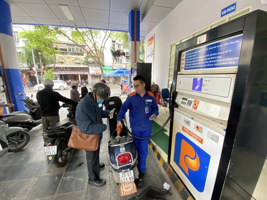 Giá xăng dầu hôm nay (3-4): Tăng vọt