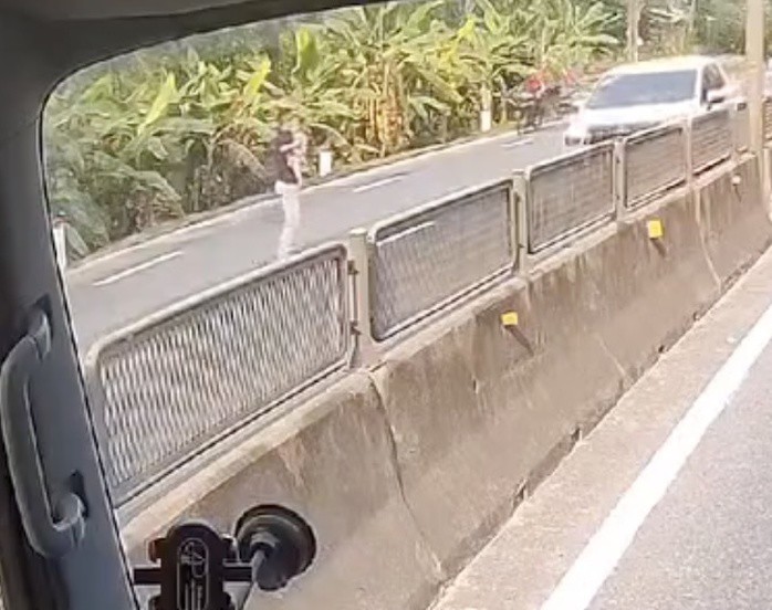 Anh Tố lao qua bên kia đường cứu bé gái.