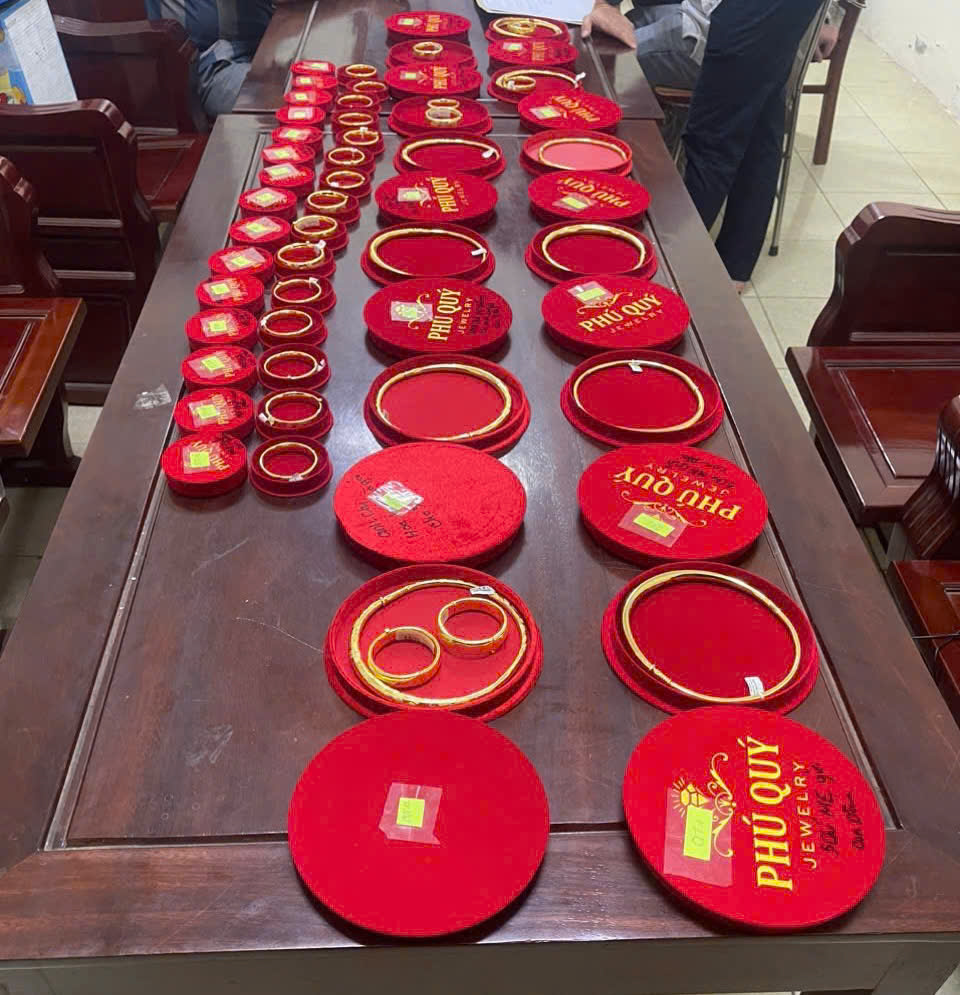 Người đàn ông SN 1994 bán, cầm cố 12 kiềng đeo cổ, 22 lắc tay vàng trong 2 tháng, thu về hơn 1,6 tỷ đồng: Công an khẩn trương điều tra- Ảnh 2.