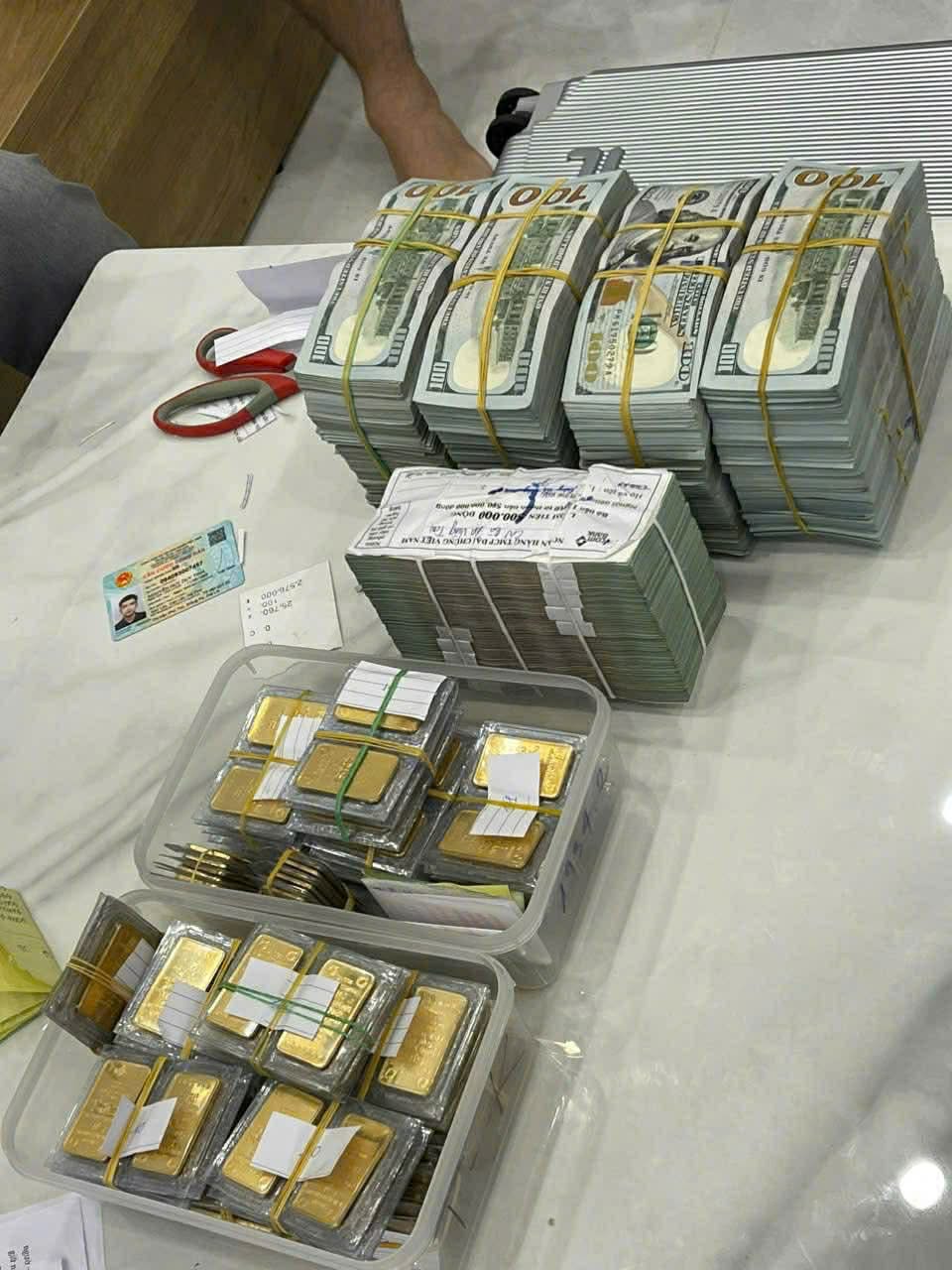 Khám xét khẩn cấp căn hộ cao cấp của bạn gái Mr Pips: Thu giữ 214 miếng vàng, 28 đồng hồ đeo tay cao cấp cùng "núi" tiền mặt và ngoại tệ- Ảnh 3.