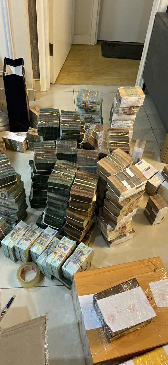 Khám xét khẩn cấp căn hộ cao cấp của bạn gái Mr Pips: Thu giữ 214 miếng vàng, 28 đồng hồ đeo tay cao cấp cùng "núi" tiền mặt và ngoại tệ- Ảnh 1.
