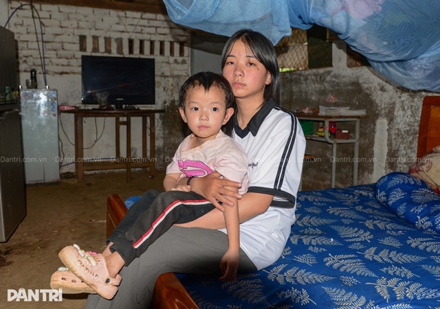 Be-gai-16-tuoi-nuoi-ba-em-3