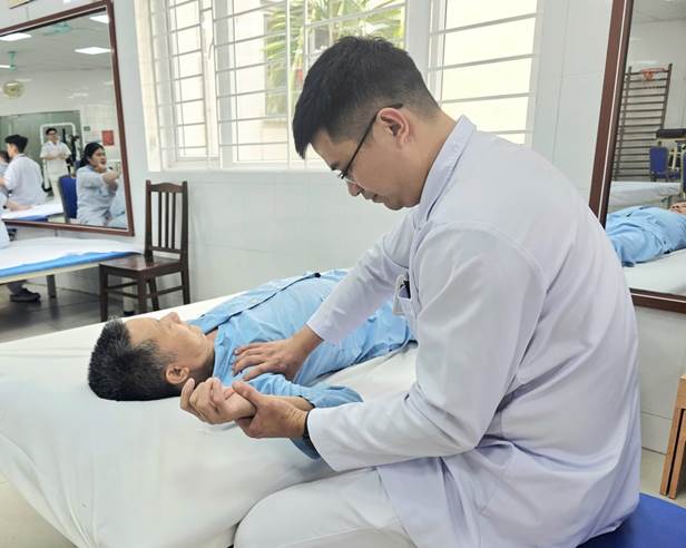 Nam thanh niên 27 tuổi bị liệt cánh tay sau giờ chợp mắt ngủ trưa: Bác sĩ Bệnh viện Bạch Mai cảnh báo 1 thói quen gây tổn thương nghiêm trọng - áº¢nh 2.