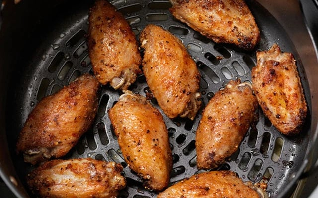 Dùng nồi chiên không dầu mỗi ngày nhưng nhiều nhà vẫn mắc 7 sai lầm này - Ảnh 1.