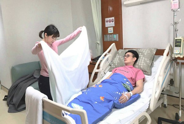 Chṑng ṓm thập tử nhất sinh mới yêu cầu vợ cho gặp mặt nhȃn tình và con riêng lần cuṓi, cȏ miễn cưỡng gật ᵭầu song phản ứng của ả bṑ lại khiḗn anh sṓc nặng-2