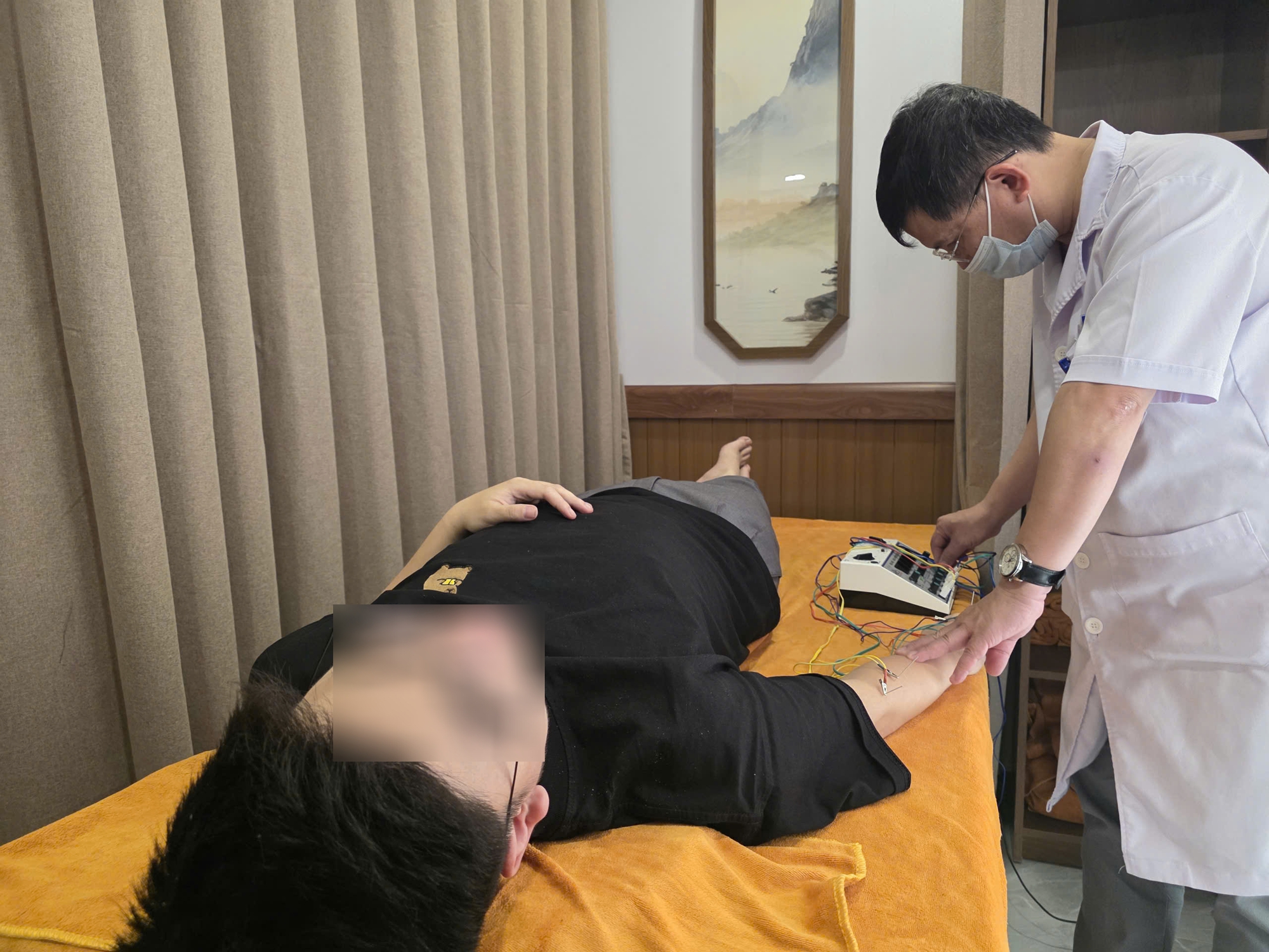 Nam thanh niên 27 tuổi bị liệt cánh tay sau giờ chợp mắt ngủ trưa: Bác sĩ Bệnh viện Bạch Mai cảnh báo 1 thói quen gây tổn thương nghiêm trọng - áº¢nh 1.