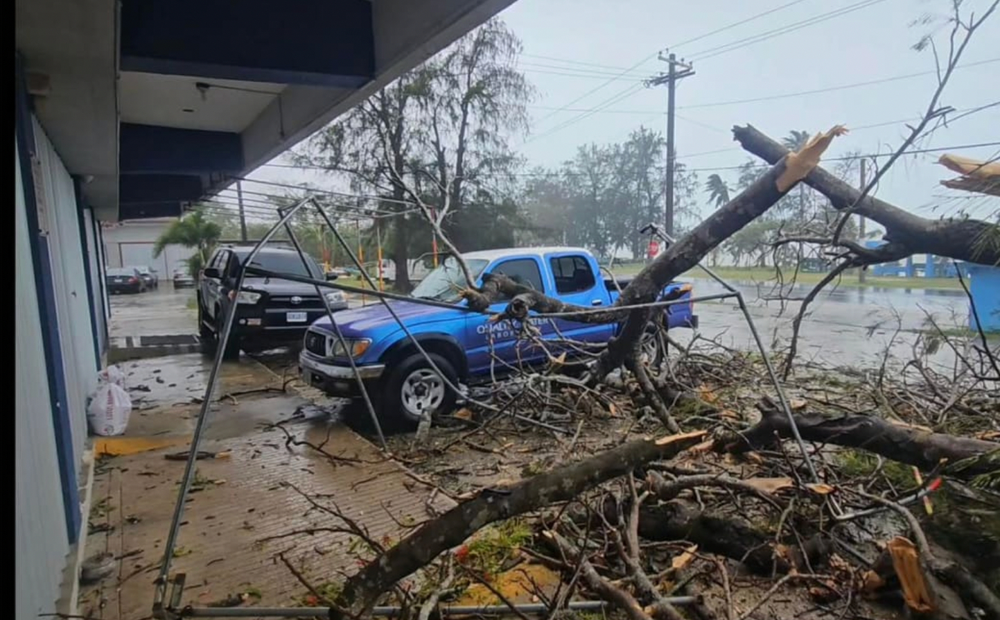 Siêu bão mạnh nhất hành tinh Sinlaku áp sát: Người dân "nín thở" trước giờ G, mưa to gió lớn đã xuất hiện - Ảnh 2.
