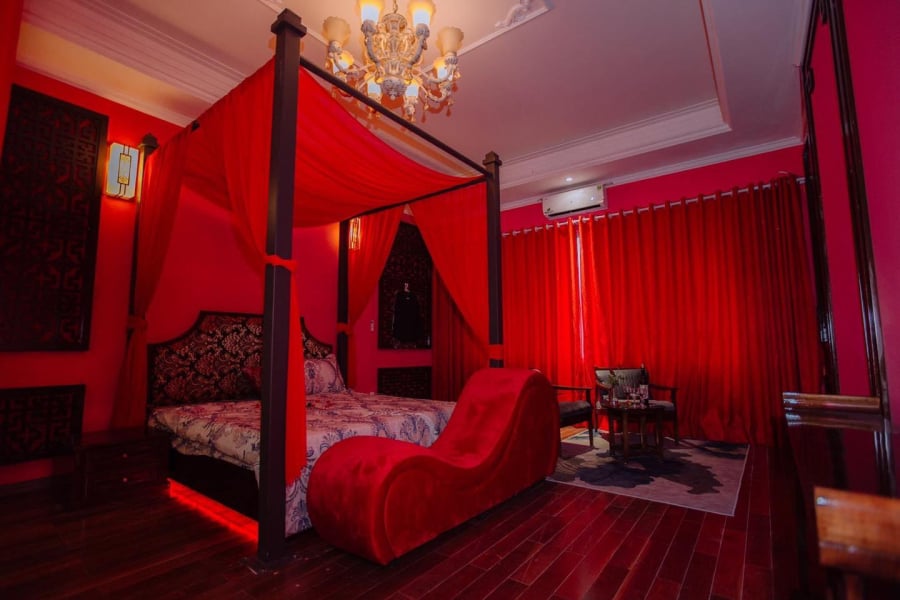 ghe-cong-trong-khach-san-tinh-yeu-2