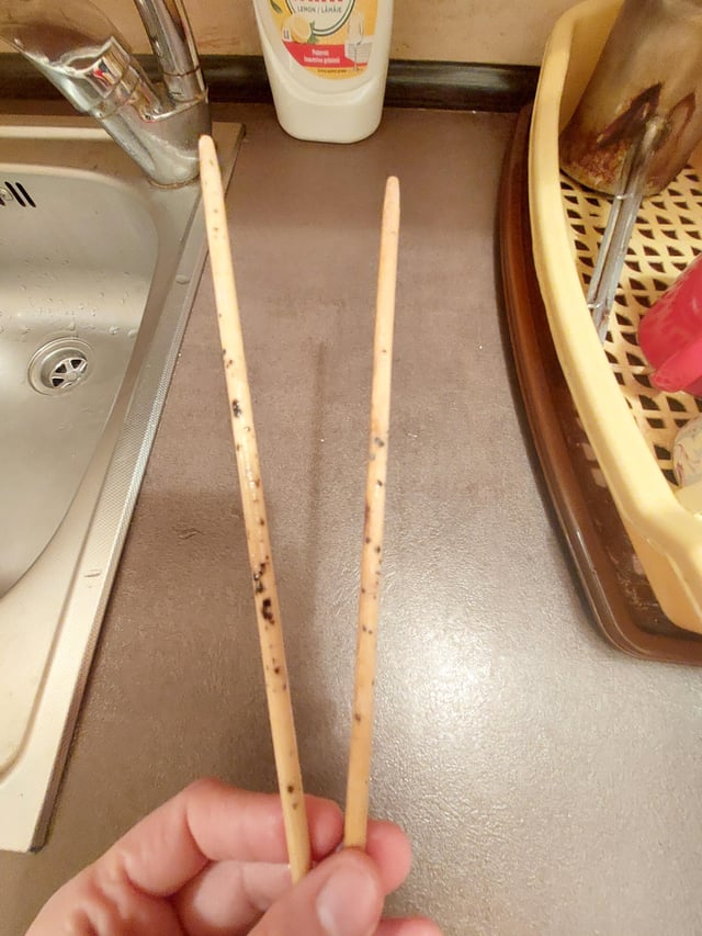 Một nhà 4 người mắc ung thư chỉ vì thói quen này khi dùng đũa ăn cơm, WHO cũng cảnh báo rất nhiều!- Ảnh 1.