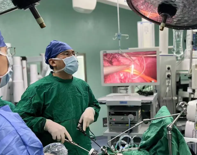 Cô gái 28 tuổi bị axit dạ dày "ăn mòn lên đến cổ" vì thứ nước nhiều người uống mỗi ngày- Ảnh 1.