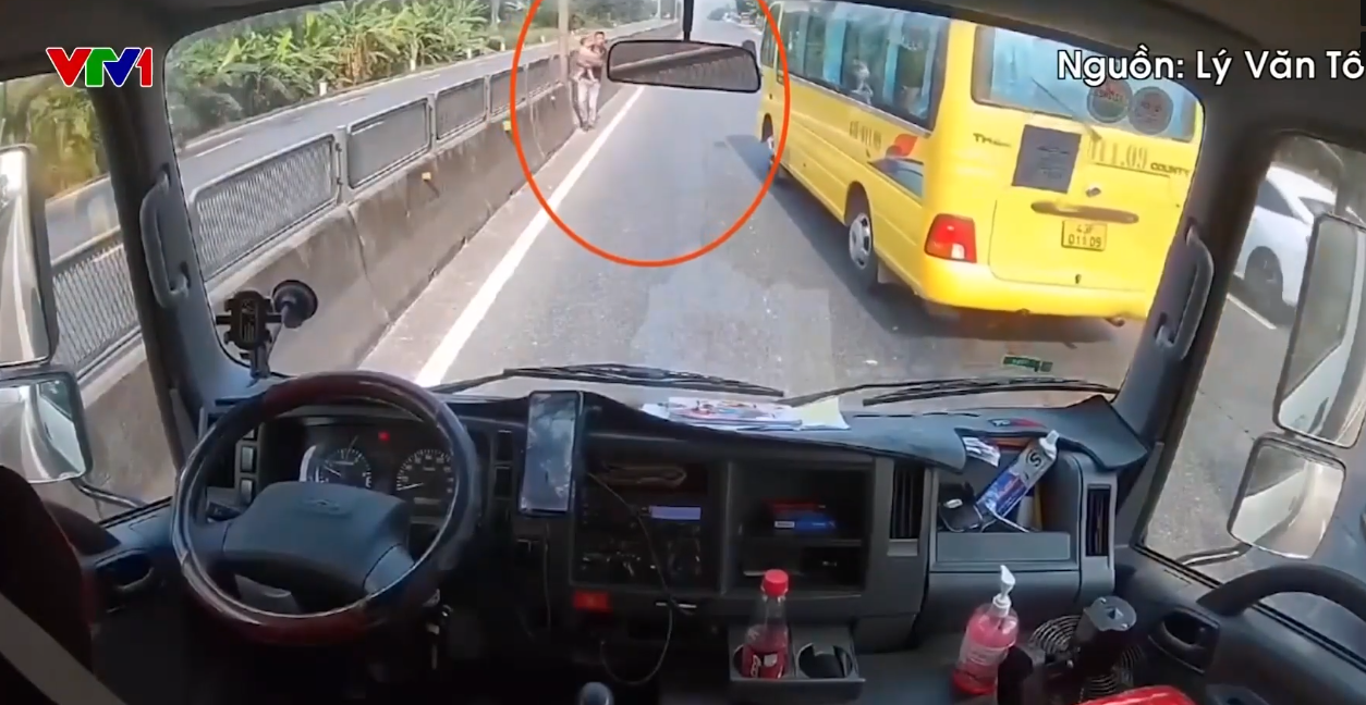 Tài xế xe tải phanh gấp, lao xuống cứu bé gái giữa Quốc lộ 1