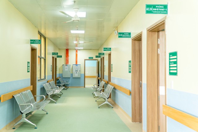 Cậu bé 3 tuổi bắt chước bà nhưng nhỏ nhầm keo 502 vào mắt: Mẹ sơ cứu trong 15 phút, bác sĩ nói "không cần điều trị nữa" - áº¢nh 4.