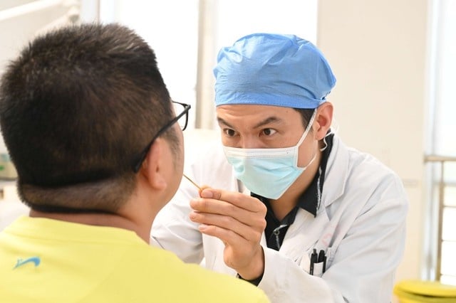 Tình trạng lưỡi có màu vàng thường được xem là dấu hiệu cảnh báo gan hoặc túi mật đang gặp vấn đề.