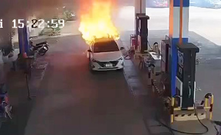 cháy xe - Ảnh 2.