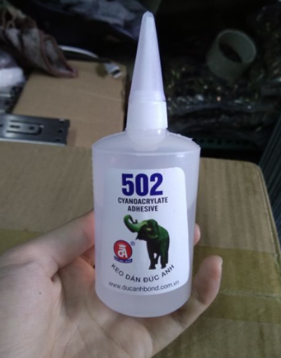 Cậu bé 3 tuổi bắt chước bà nhưng nhỏ nhầm keo 502 vào mắt: Mẹ sơ cứu trong 15 phút, bác sĩ nói "không cần điều trị nữa" - áº¢nh 1.