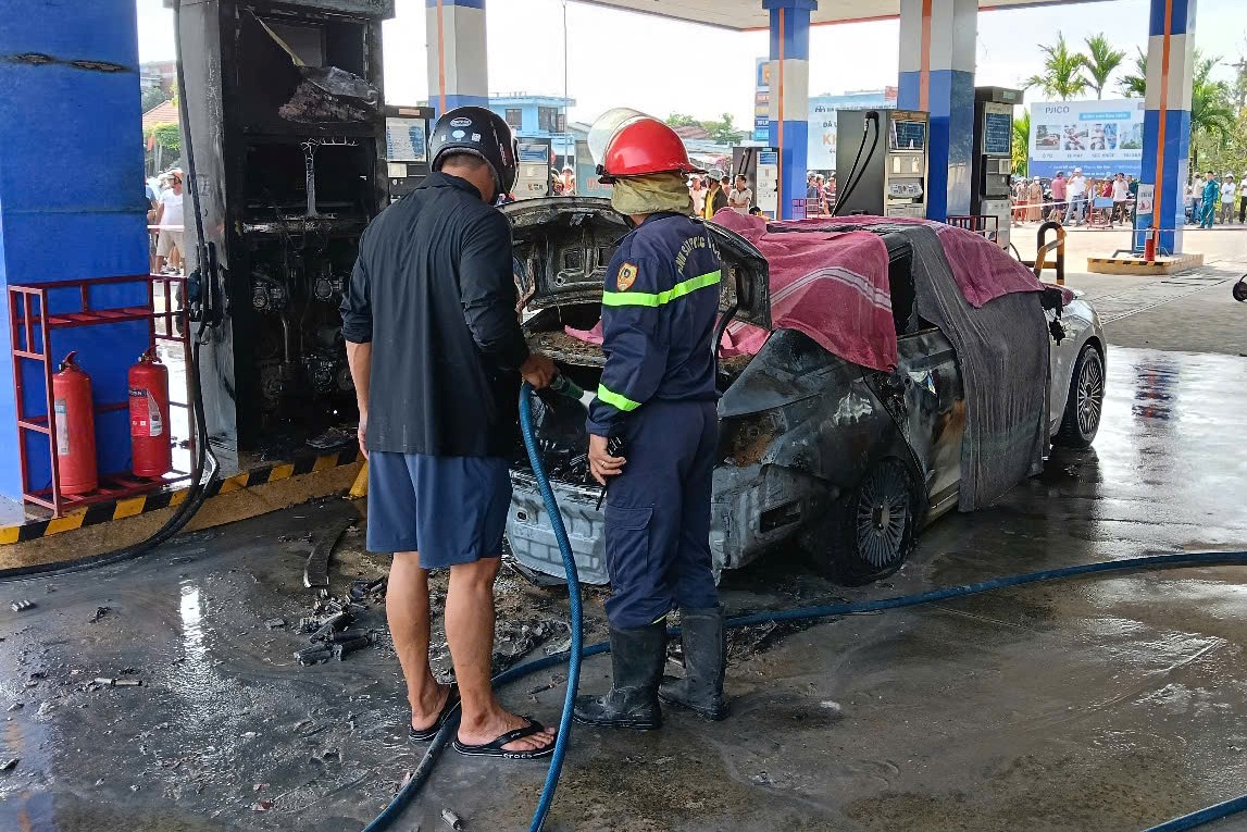 Công an thông tin nguyên nhân ban đầu vụ cháy ô tô ở cây xăng khiến 2 thiếu niên tử vong- Ảnh 1.