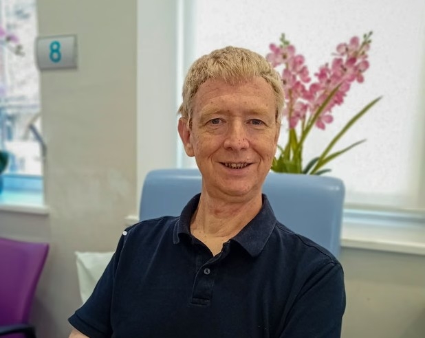 Ông Carl Walsh, 56 tuổi, ᵭược chẩn ᵭoán mắc ung thư lưỡi vào tháng 5/2024, ᵭã tham gia thử nghiệm lȃm sàng OrigAMI-4 tại bệnh viện Royal Marsden vào tháng 7/2025. Ảnh: Institute for Cancer Research