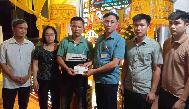 Động viên gia đình nạn nhân trong vụ va chạm tàu tại vịnh Lan Hạ