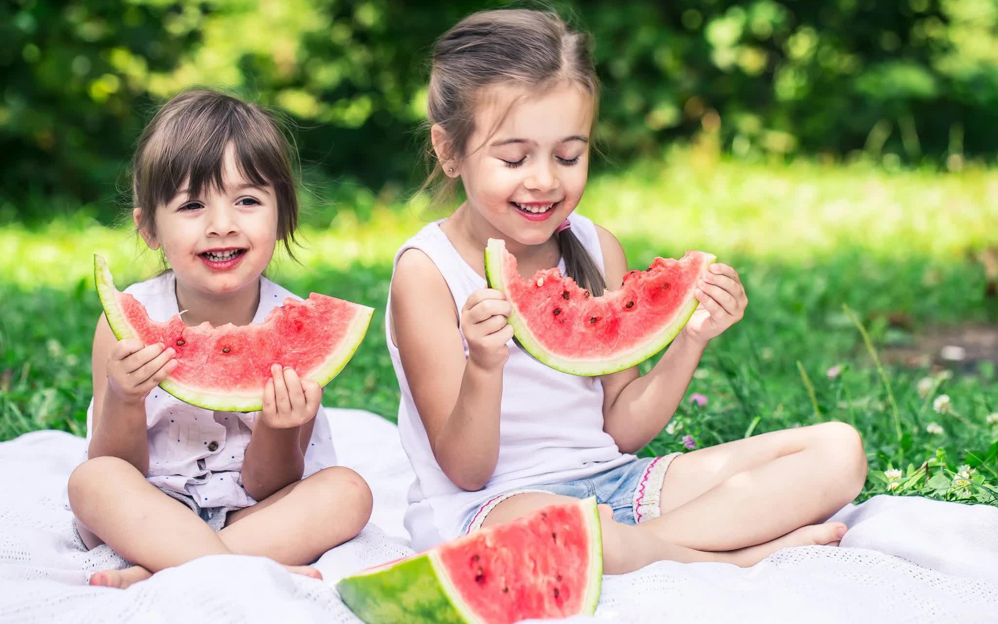 Bác sĩ cảnh báo thói quen bù nước phản tác dụng ngày nắng nóng - Ảnh 2.