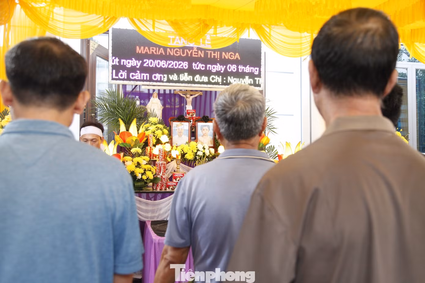 Làm lễ chuẩn bị đưa mẹ con chị N. ra nghĩa trang. Ảnh: Nguyễn Thắng