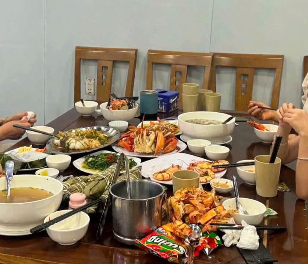 Có thể là hình ảnh về lẩu và nước xốt fondue