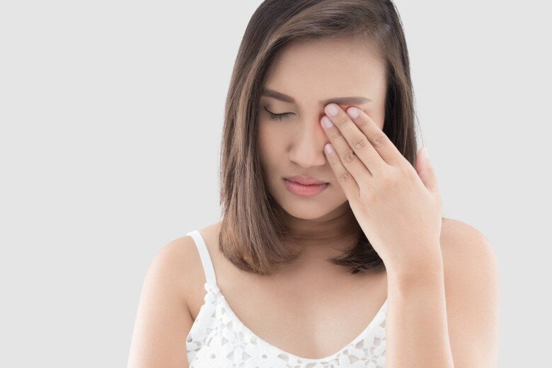 Ngoài những vấn ᵭḕ liên quan ᵭḗn các bệnh vḕ mắt, khi gan suy yḗu cũng làm ảnh hưởng ᵭḗn mắt, khiḗn mắt suy yḗu dần. (Ảnh minh hoạ)