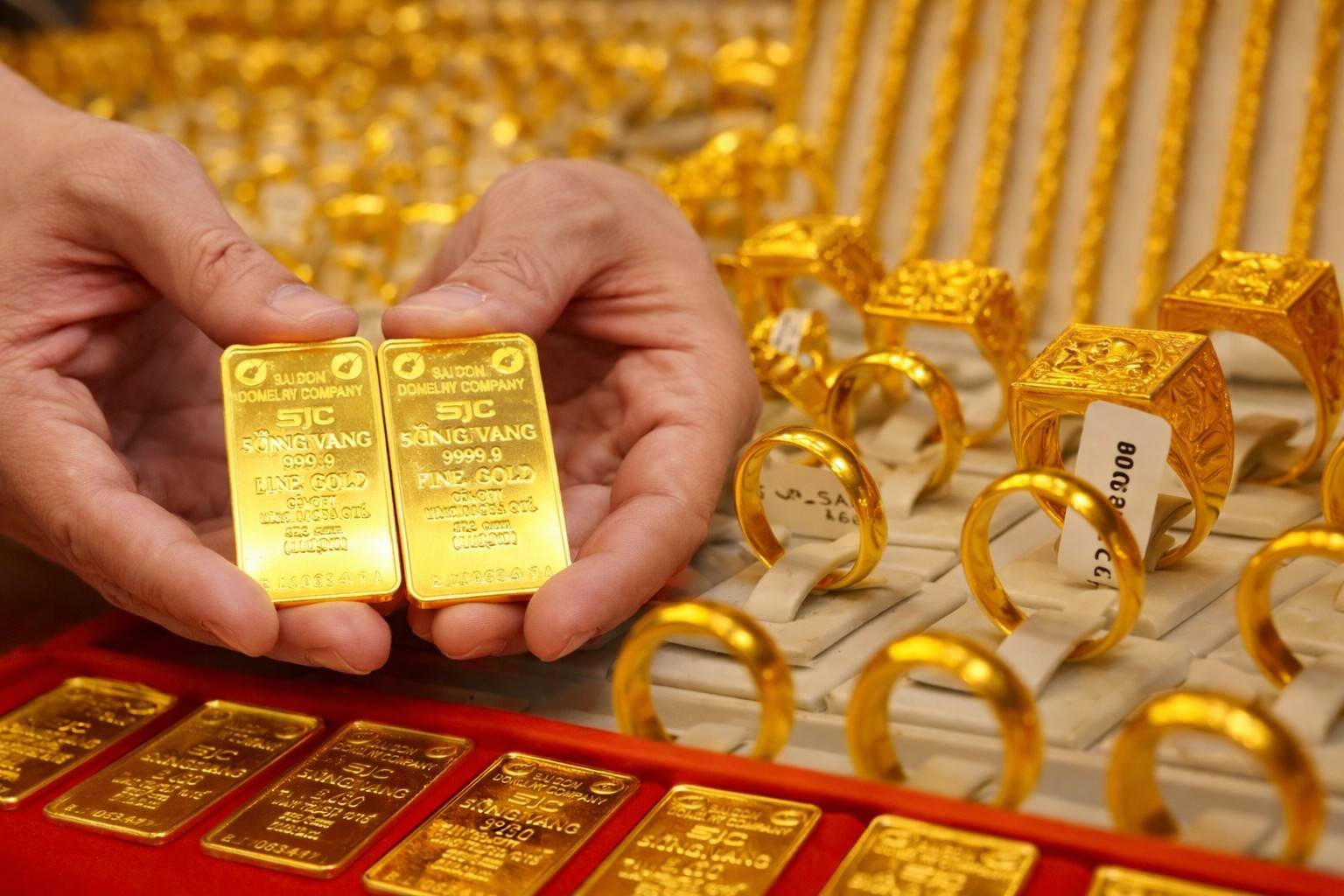 Chốt giá vàng hôm nay ngày 31/5 giảm cực mạnh lỗ cực đậm