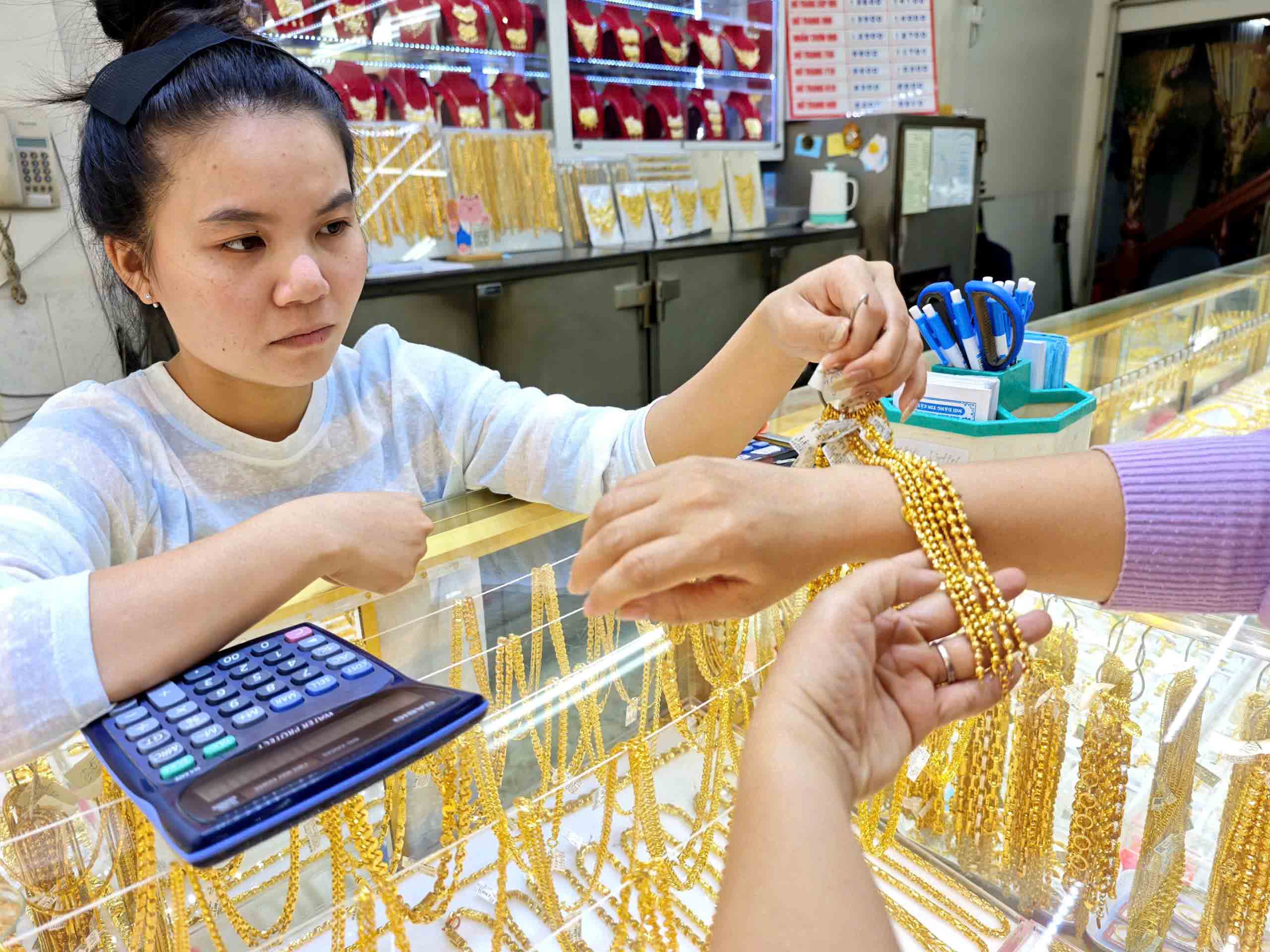 Giá vàng giảm không phanh, bắt đáy cũng lỗ nặng