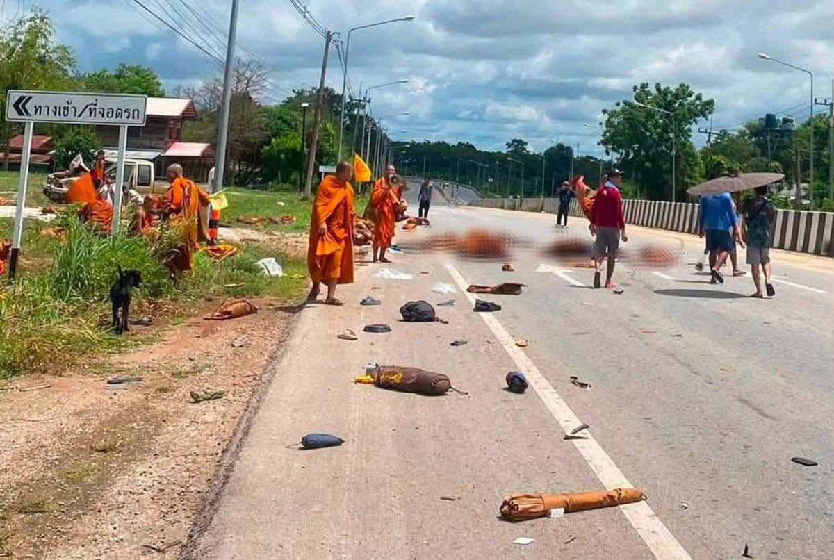 Toàn cảnh hiện trường vụ bé trai 11 tuổi lái xe tông thẳng đoàn sư khất thực: Số người tử vong tăng lên 10, có cha ruột của ca sĩ nổi tiếng Thái Lan - áº¢nh 4.