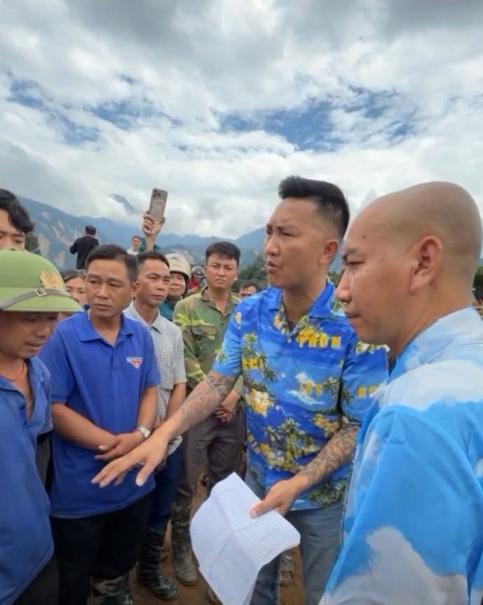 Có thể là hình ảnh về một hoặc nhiều người