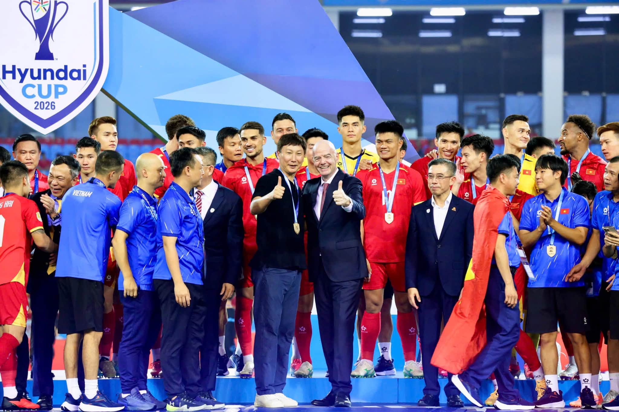 Có thể là hình ảnh về bóng đá, bóng chuyền và văn bản