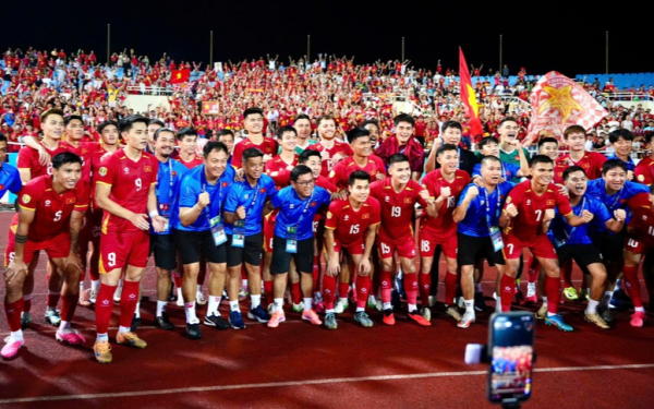 Mỗi cầu thủ của tuyển Việt Nam được thưởng riêng 40 triệu đồng, riêng Xuân Son được nhận 1 thứ