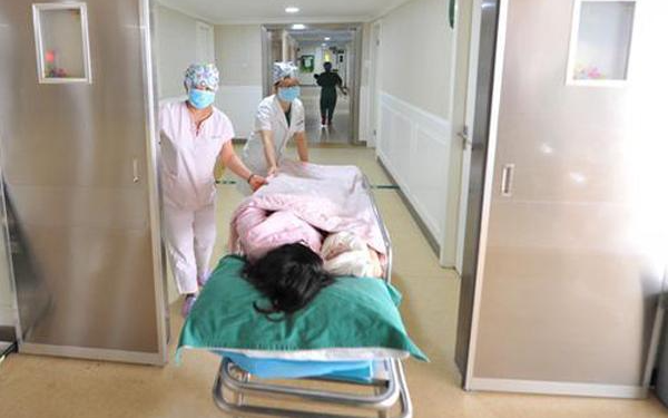 Chuyển dạ mãi không đẻ, bác sĩ hốt hoảng khi thấy cảnh tượng trong bụng sản phụ