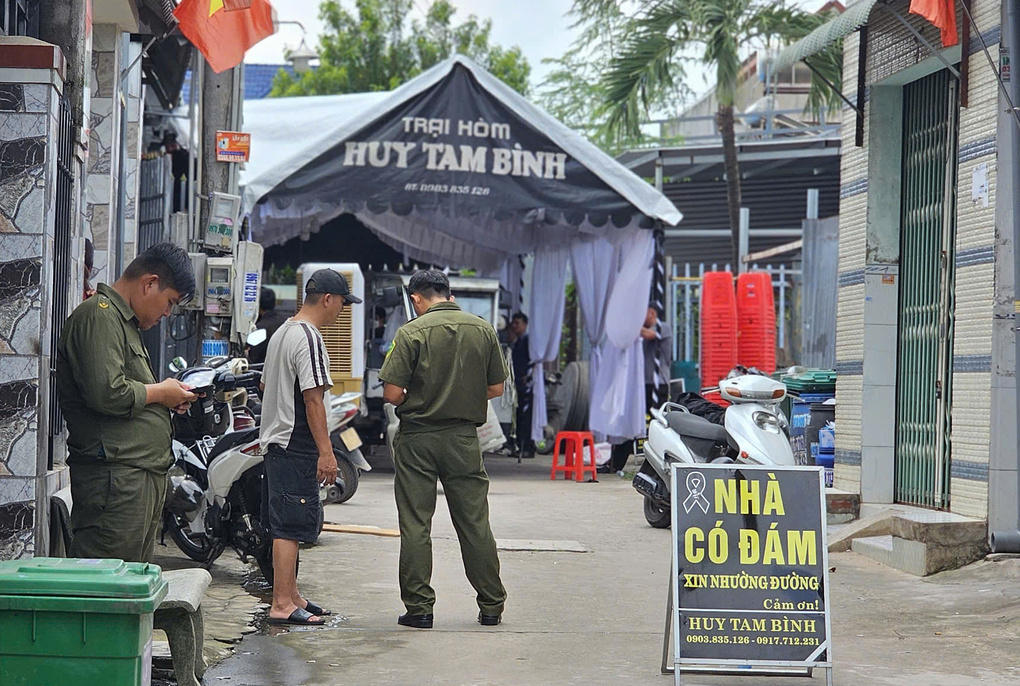 Gia đình nạn nhân là hàng xóm của thiếu nữ - bạn gái cũ của nghi phạm. Ảnh: Phạm Hải