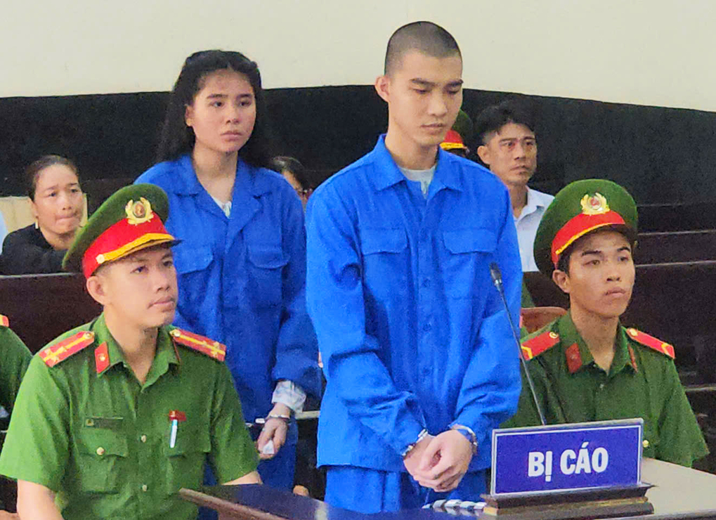 Võ Hoàng Phúc cùng vợ tại tòa. Ảnh: Hoàng Nam