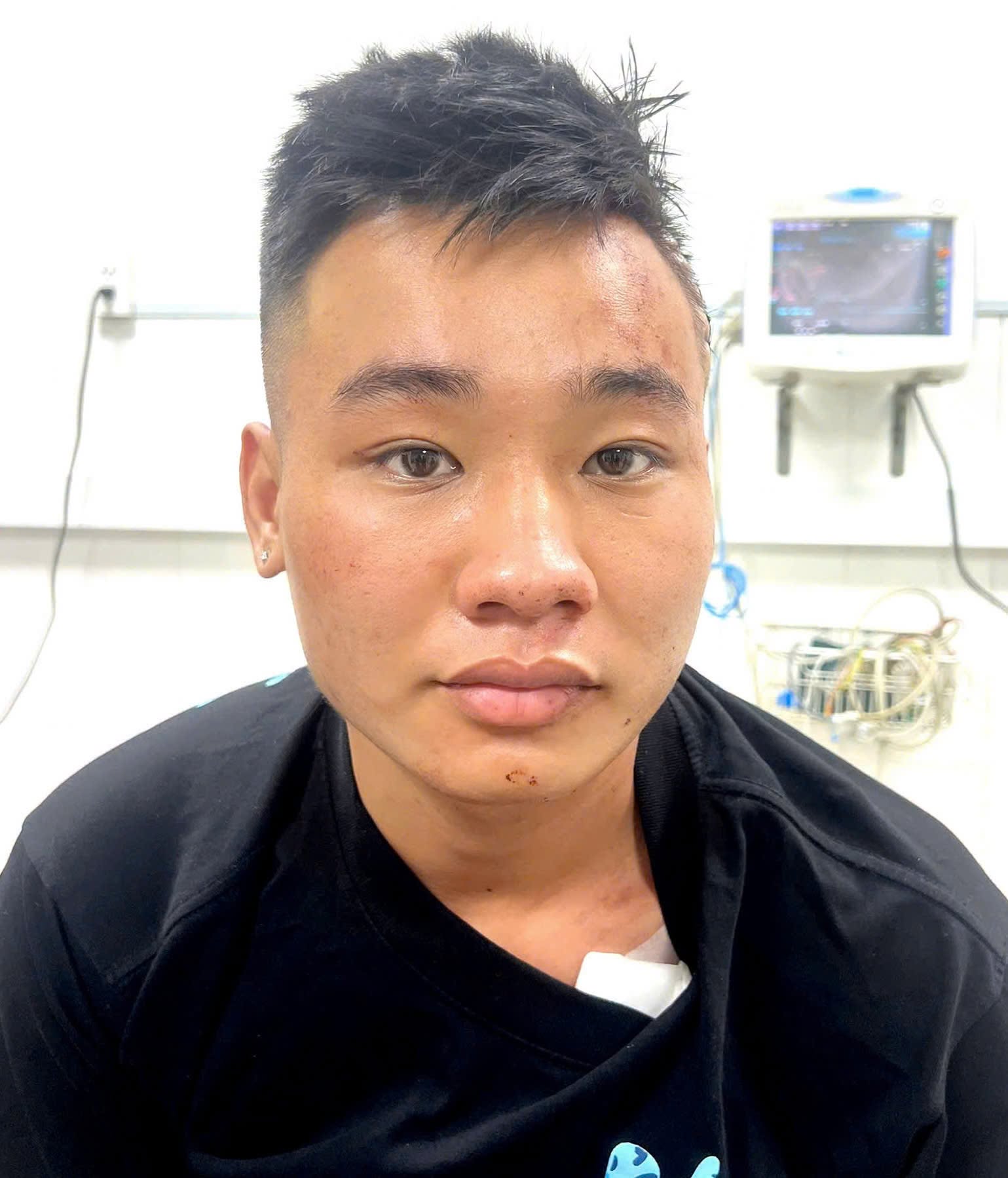 Có thể là hình ảnh về một hoặc nhiều người và bệnh viện