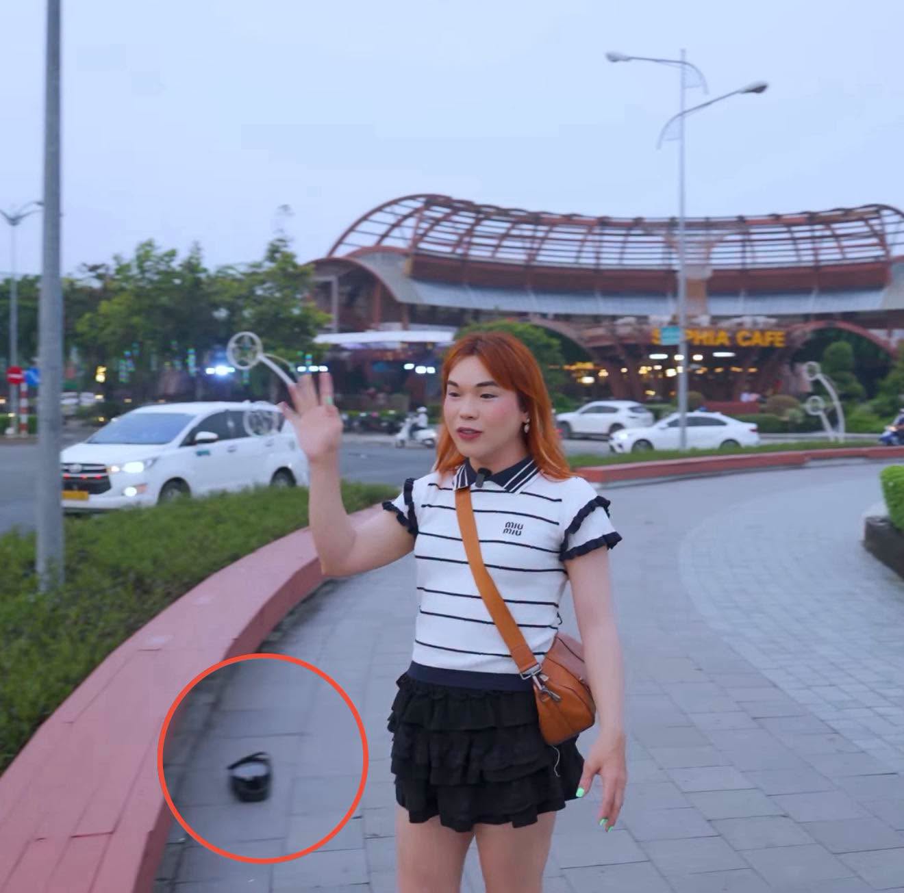 Có thể là hình ảnh về đường phố và văn bản