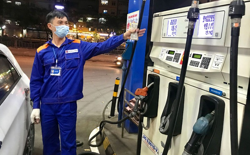 Vì sao không nên đổ xăng vào buổi trưa?