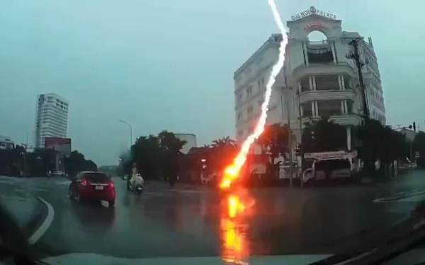 Người phụ nữ bị sét đánh nguy kịch khi đang lái xe máy