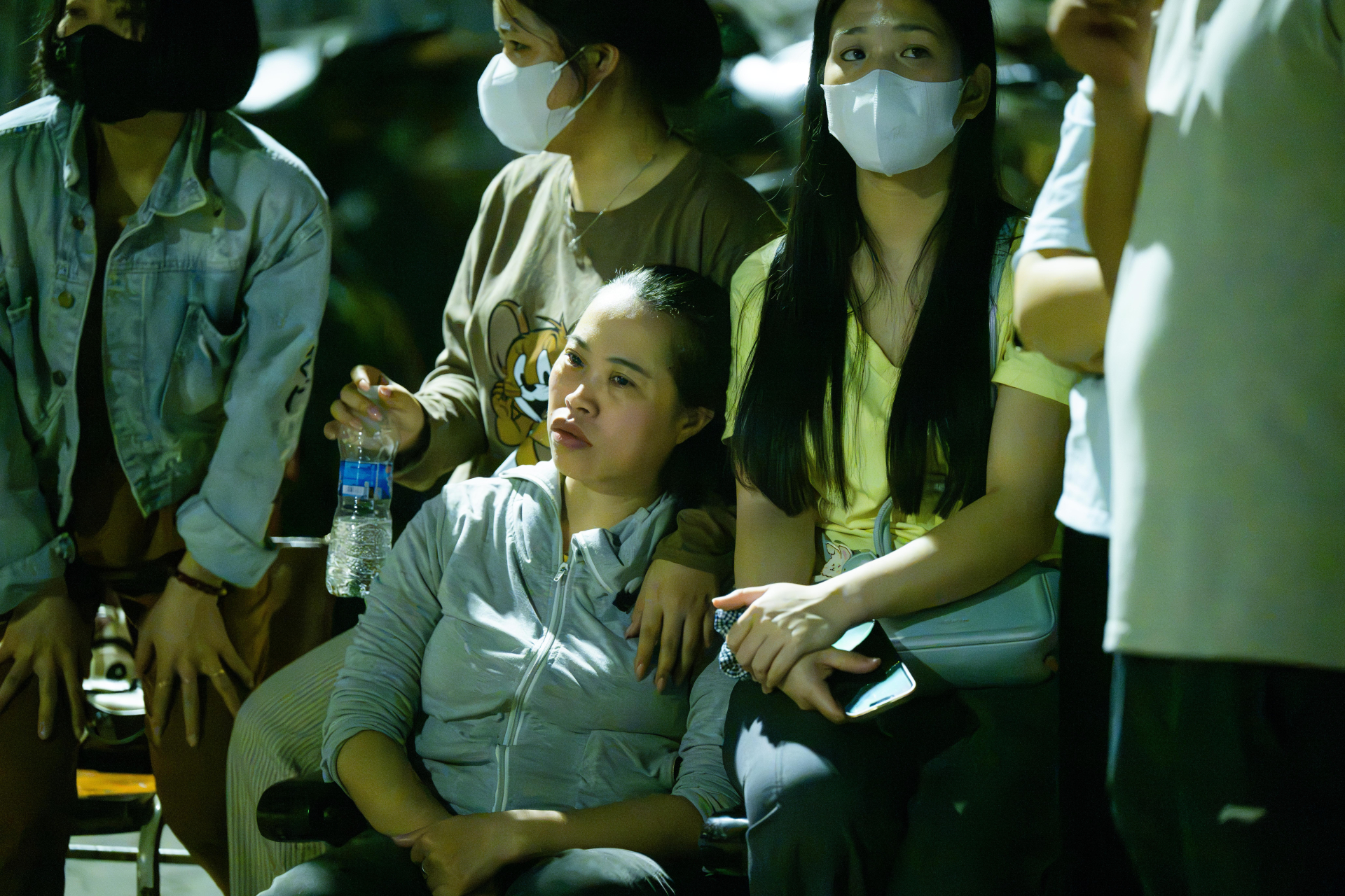 Xuyên đêm tìm kiếm một nam sinh viên ở Hà Nội nghi mất tích khi đi qua đường ngập sâu, người mẹ đến hiện trường ngóng tin con - áº¢nh 8.