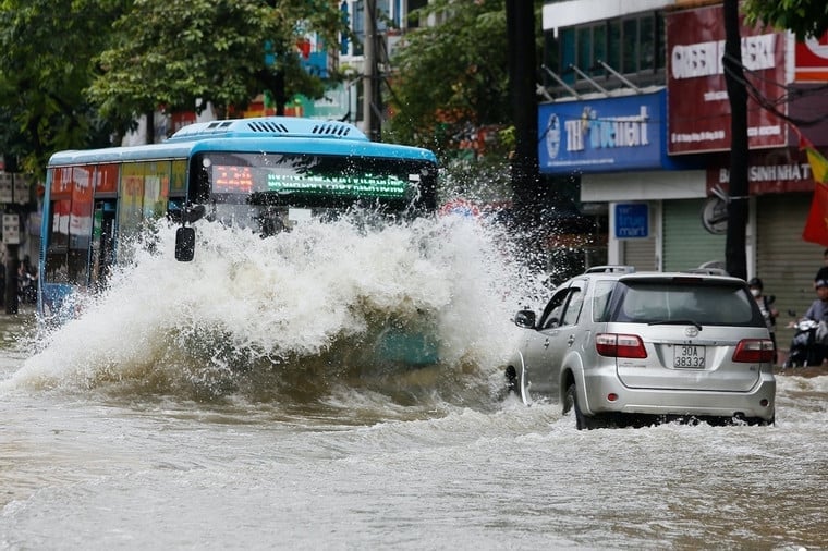 Hệ thống thoát nước đô thị chưa đảm bảo thoát nước trong những trận mưa lớn dồn dập, gây ngập úng cục bộ. Ảnh: Minh Hoàng.