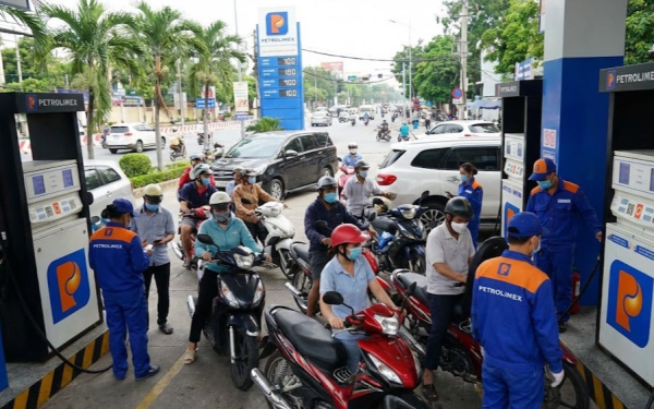 Giá xăng dầu hôm nay 25/9: Tăng mạnh kỷ lục