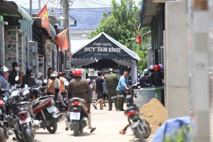 Hình ảnh tang thương ở con hẻm nơi xảy ra vụ án.