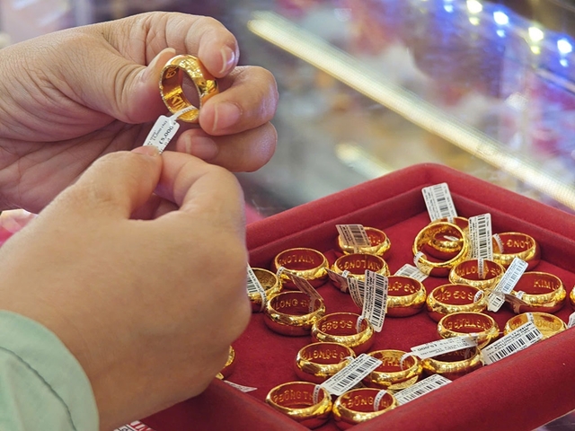 Giá vàng hôm nay cập nhật mới nhất: Diễn biến lạ, vàng Bảo Tín Minh Châu cửa hàng cao hơn chợ đen